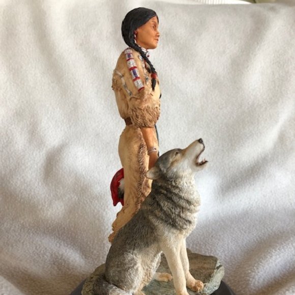 Country Artists Call of the Warrior Indian woman with wolf figurine - Picture 2 of 13